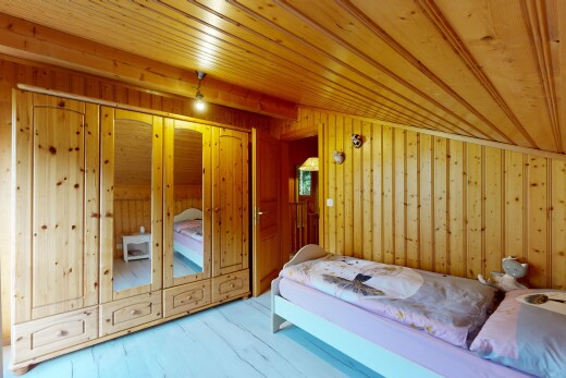 zimmer / schlafzimmer mit wood wall, holzwand, dated wood wall, wood ceiling, und holzdecke
