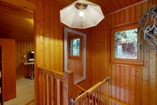 couloir avec wood wall, mur en bois, dated wood wall, palier à l'étage, et escaliers