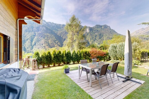 terrasse avec from property, mountain view, vue sur la montagne, pelouse, et view focus