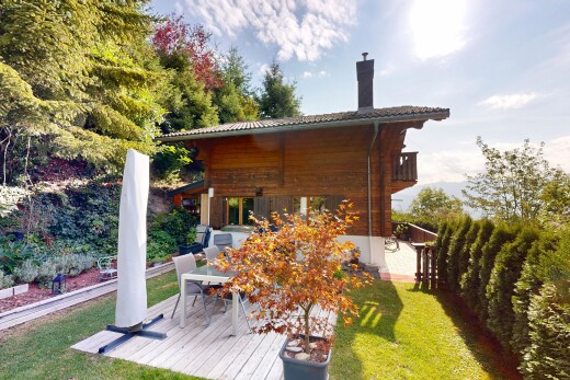 außenansicht mit deck, schornstein, rasen, horizontale verkleidung, und day time