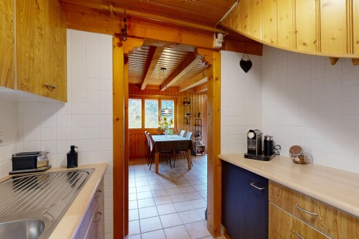 cuisine avec light countertops, plans de travail, backsplash, dosseret, et medium brown cabinets
