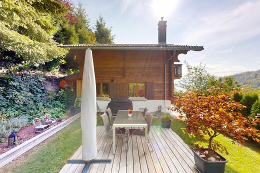 façade avec terrasse, coin repas extérieur, from property, bardage en bois, et day time