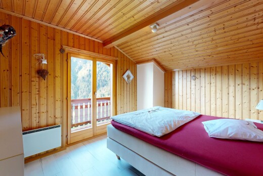 chambre avec dated wood wall, wood wall, mur en bois, accès à l'extérieur, et wood ceiling