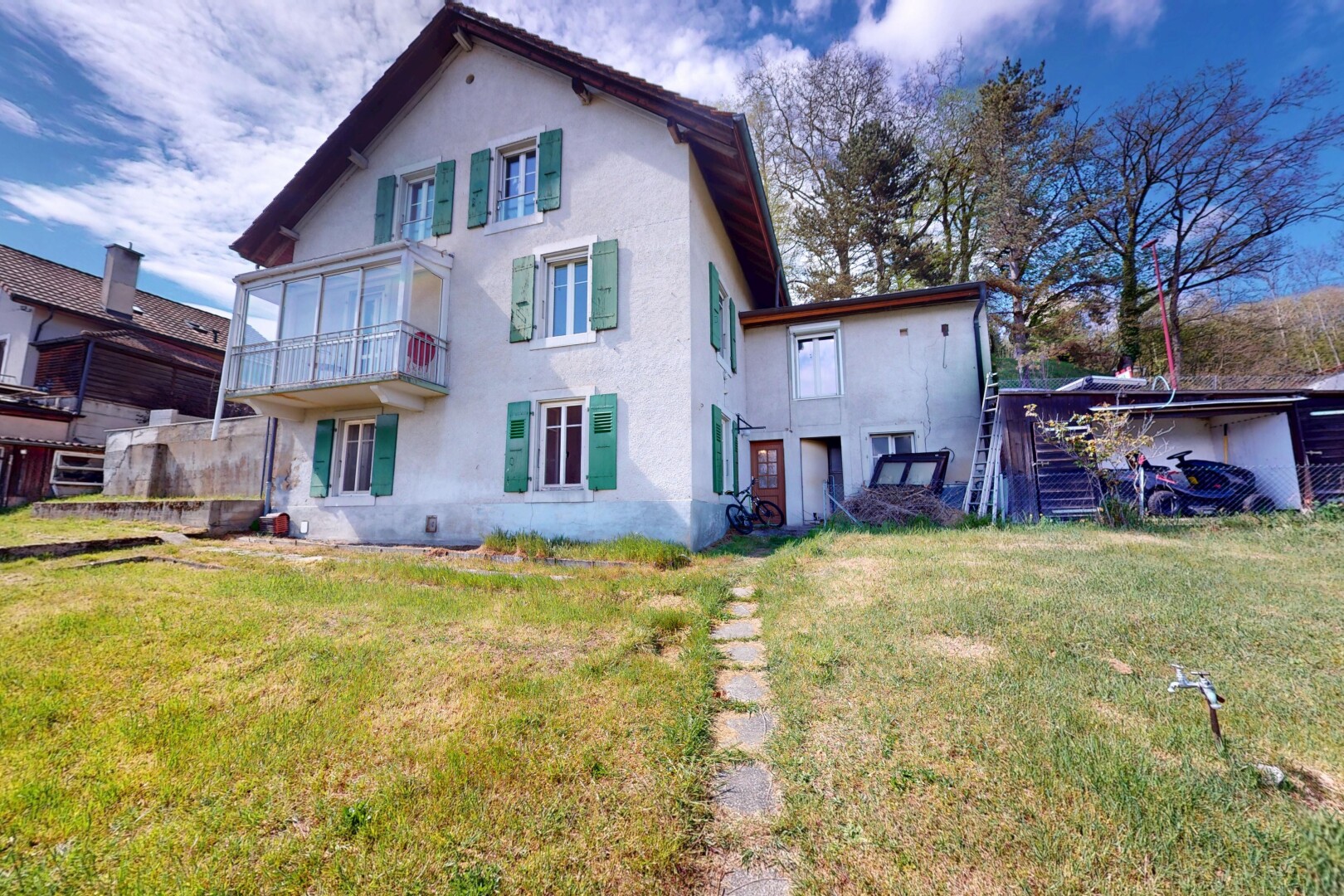 façade avec pelouse, balcon, et bardage en stuc