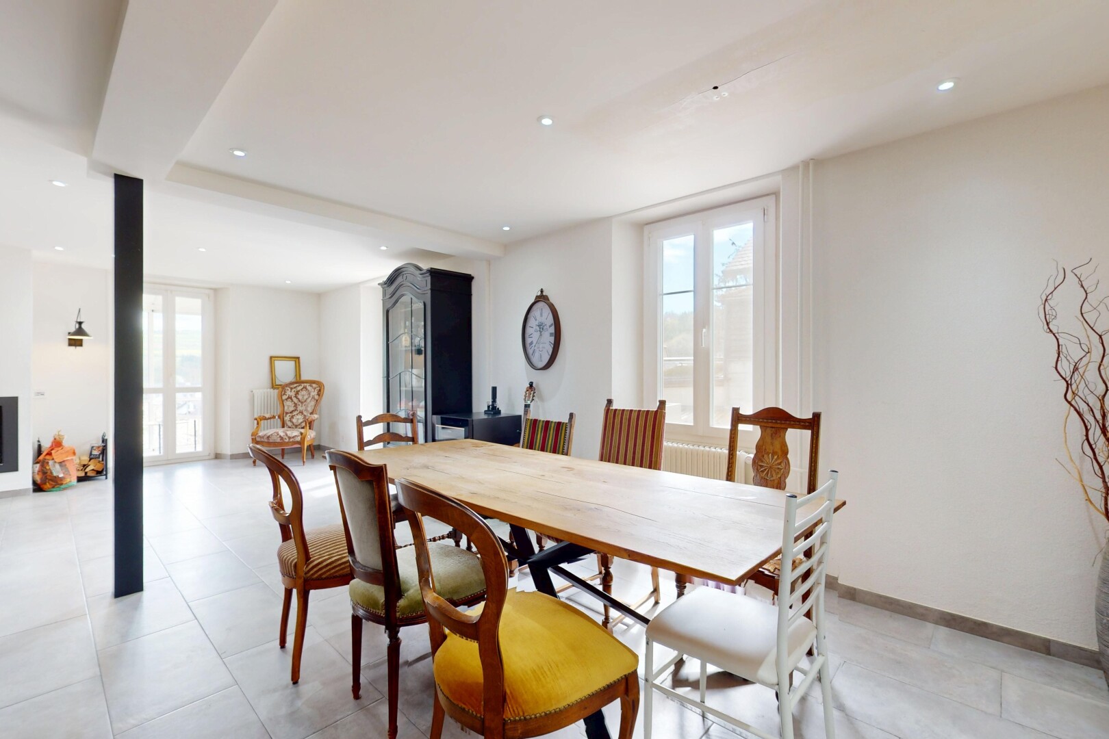 salle à manger avec lumière naturelle, cloison sèche, sol en carrelage, et éclairage encastré