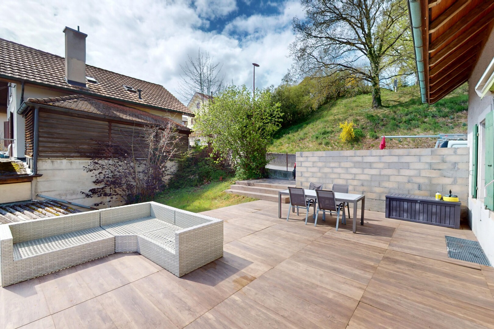 terrasse avec terrasse et coin repas extérieur