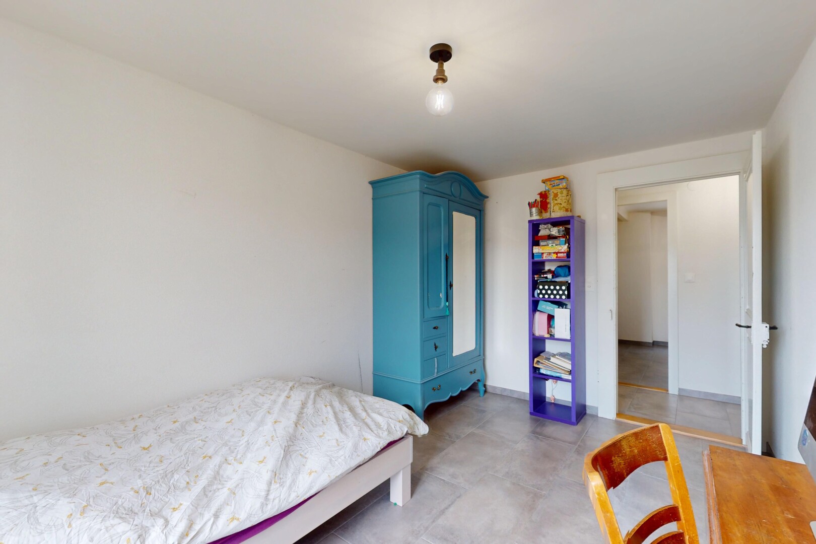 chambre avec cloison sèche et sol en béton