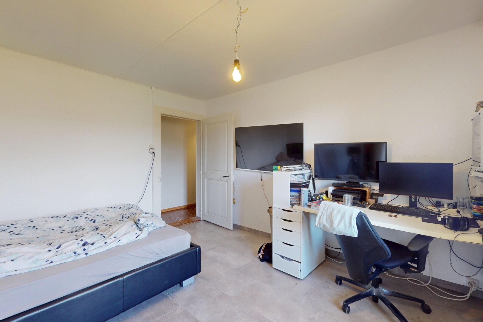 chambre avec cloison sèche, télévision, et espace bureau