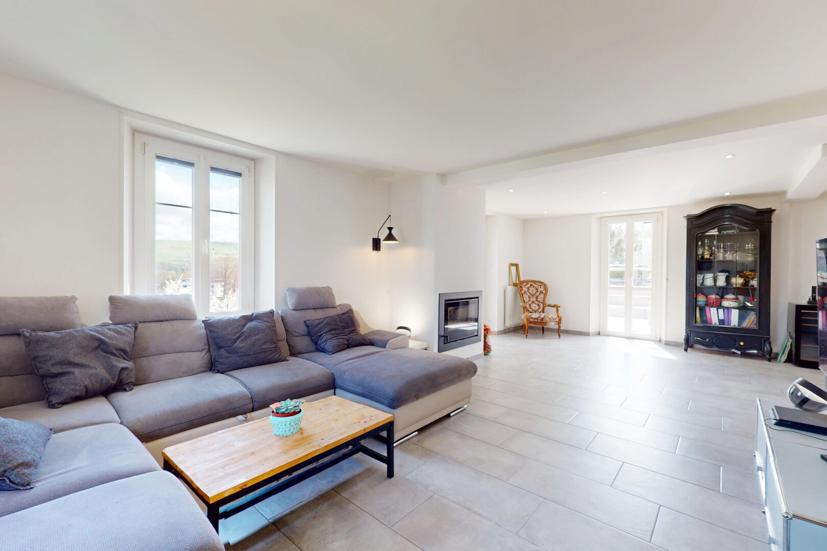 salon avec lumière naturelle, cloison sèche, et plafond bas