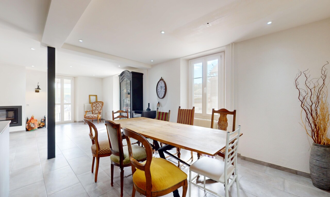 salle à manger avec lumière naturelle, cloison sèche, sol en carrelage, et éclairage encastré
