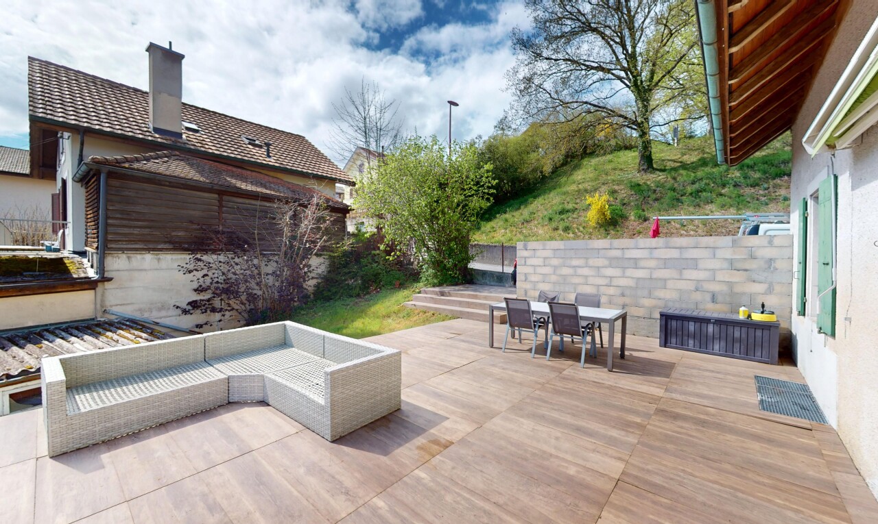 terrasse avec terrasse et coin repas extérieur
