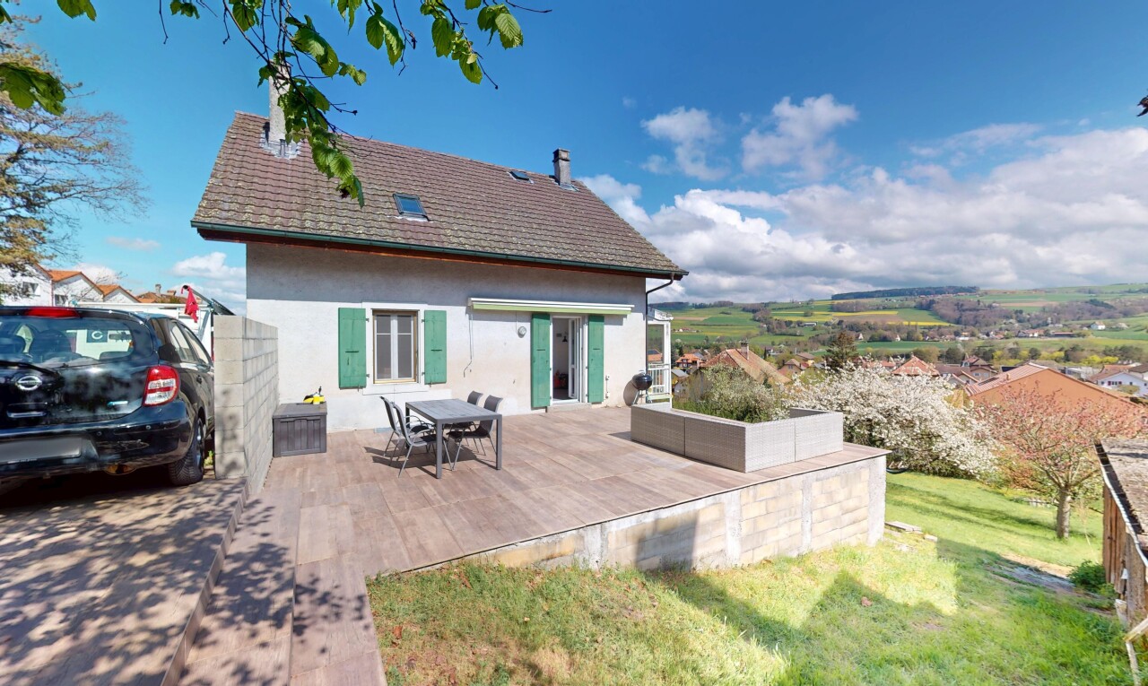 façade avec pelouse, bardage en stuc, et terrasse