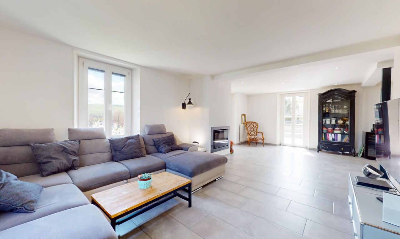 salon avec lumière naturelle, cloison sèche, et plafond bas