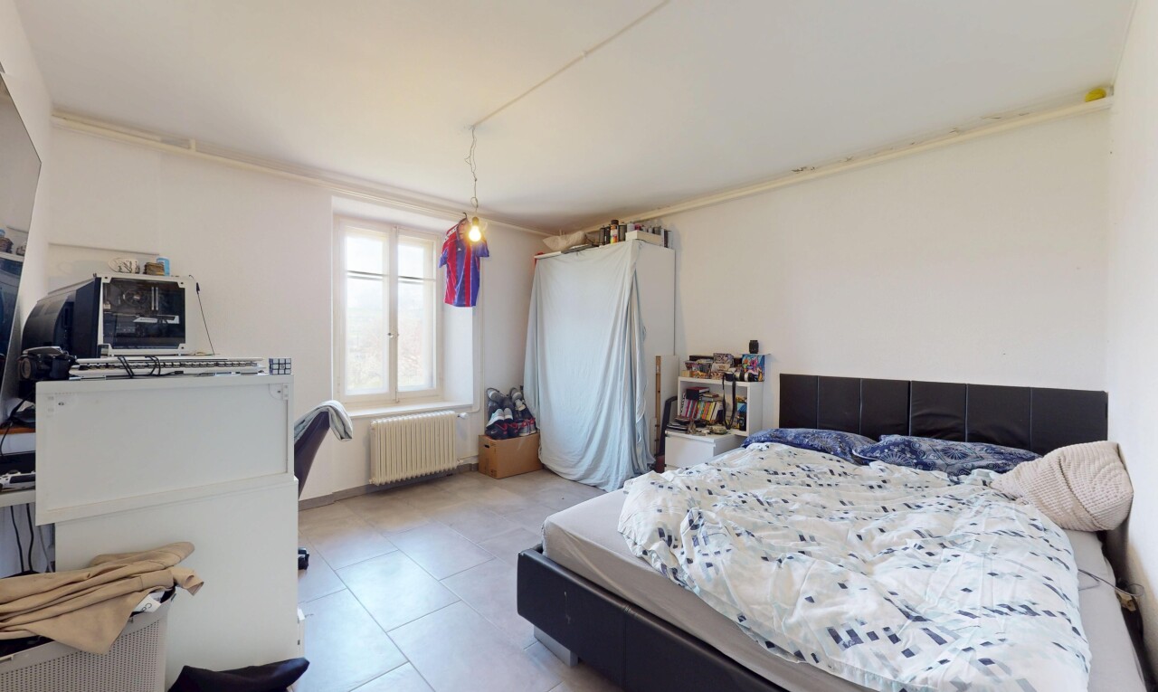 chambre avec lumière naturelle, radiateur, sol en carrelage, moulures, et cloison sèche