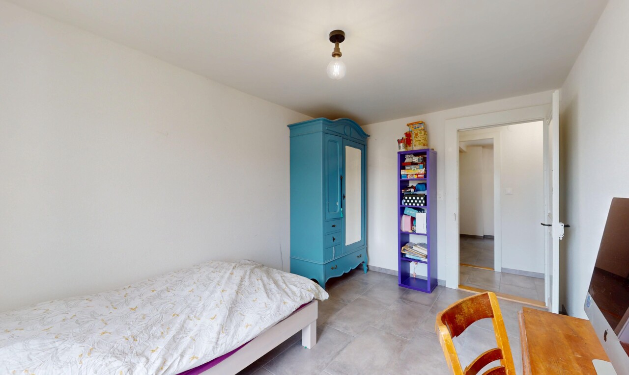 chambre avec cloison sèche et sol en béton
