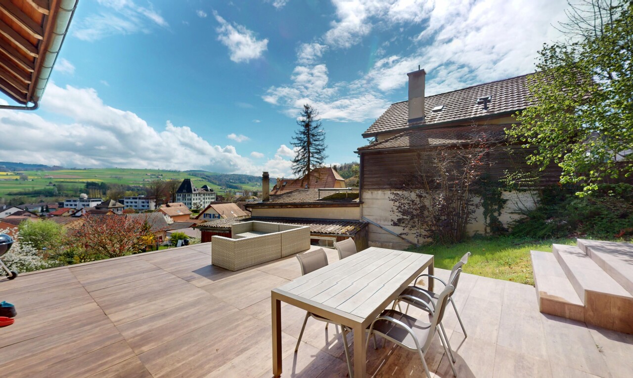 terrasse avec terrasse et coin repas extérieur