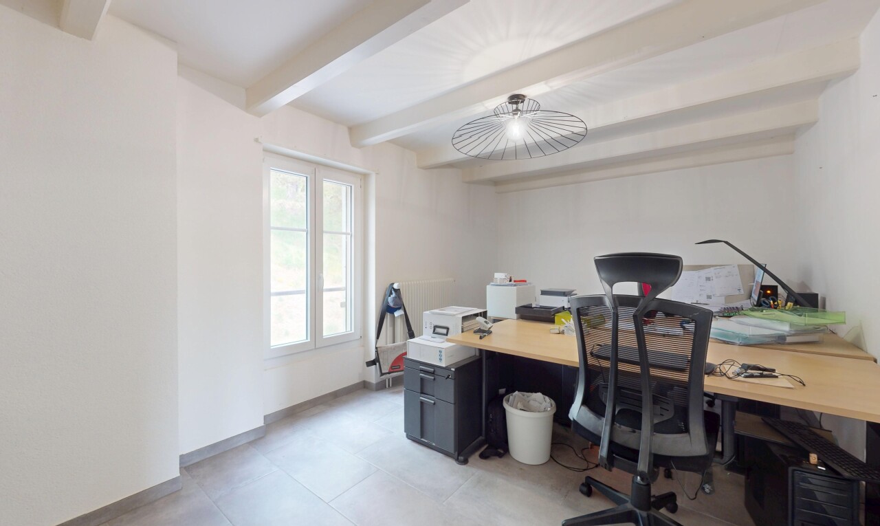 bureau avec plafond à poutres, lumière naturelle, sol en carrelage, espace bureau, et cloison sèche
