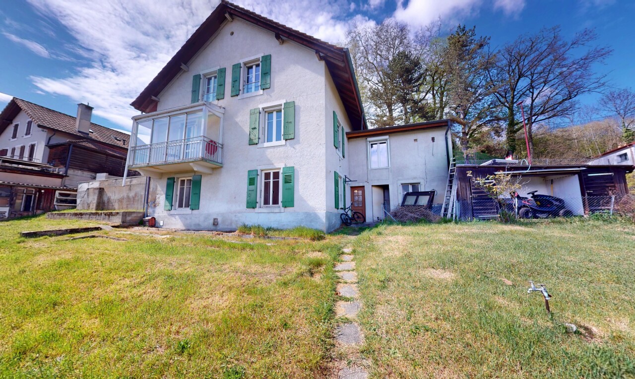 façade avec pelouse, balcon, et bardage en stuc