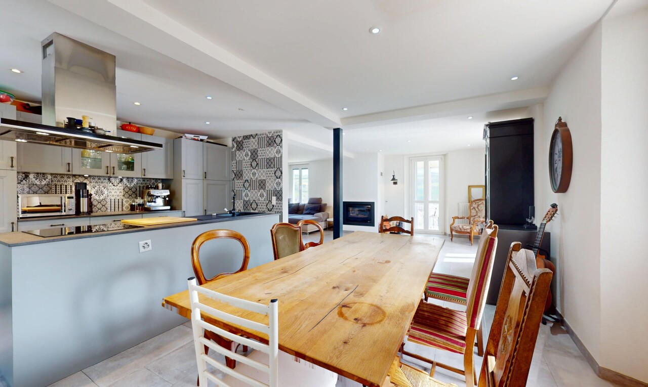 salle à manger avec éclairage encastré, bar intérieur, lumière naturelle, et cloison sèche