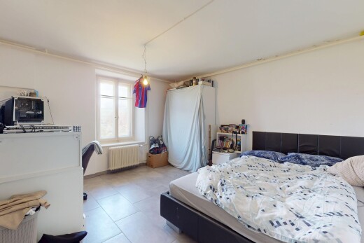 chambre avec lumière naturelle, radiateur, sol en carrelage, moulures, et cloison sèche