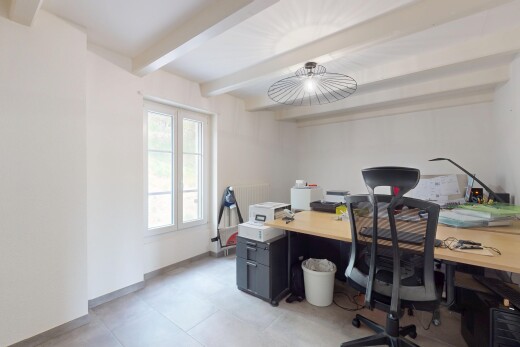 büro mit fliesenboden, gipskartonwand, bürobereich, balkendecke, und natürliches licht