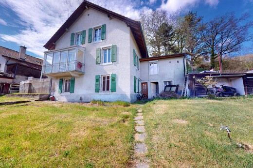façade avec pelouse, balcon, et bardage en stuc