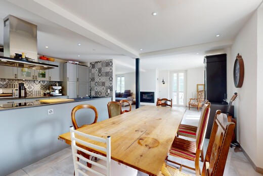salle à manger avec éclairage encastré, bar intérieur, lumière naturelle, et cloison sèche