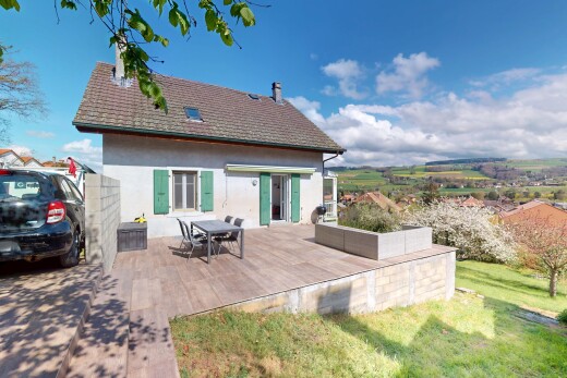 façade avec pelouse, bardage en stuc, et terrasse