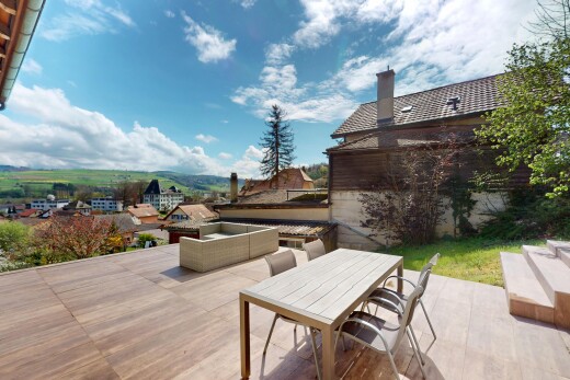 terrasse avec terrasse et coin repas extérieur