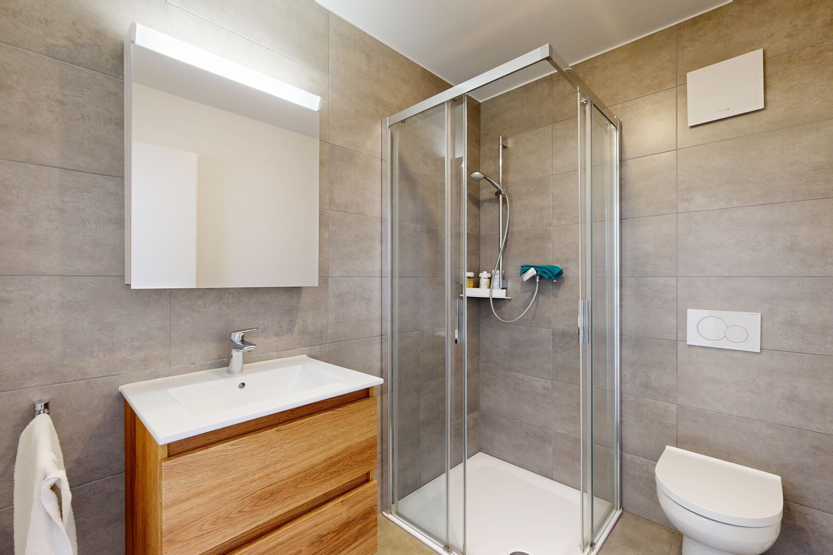 salle de bains avec tile wall, mur en carrelage, lavabo (ou coiffeuse selon le contexte), douche, et salle de bain complète
