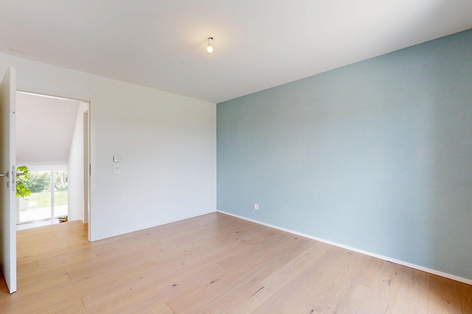 pièce vide avec inside property, natural light, lumière naturelle, drywall, et cloison sèche