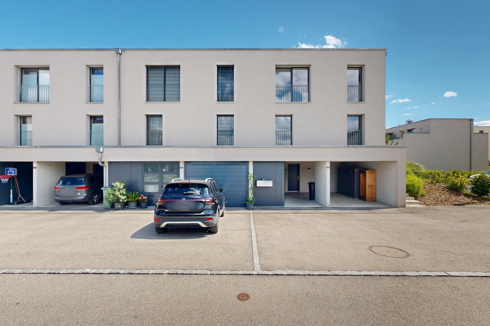 extérieur du bâtiment avec day time et from community