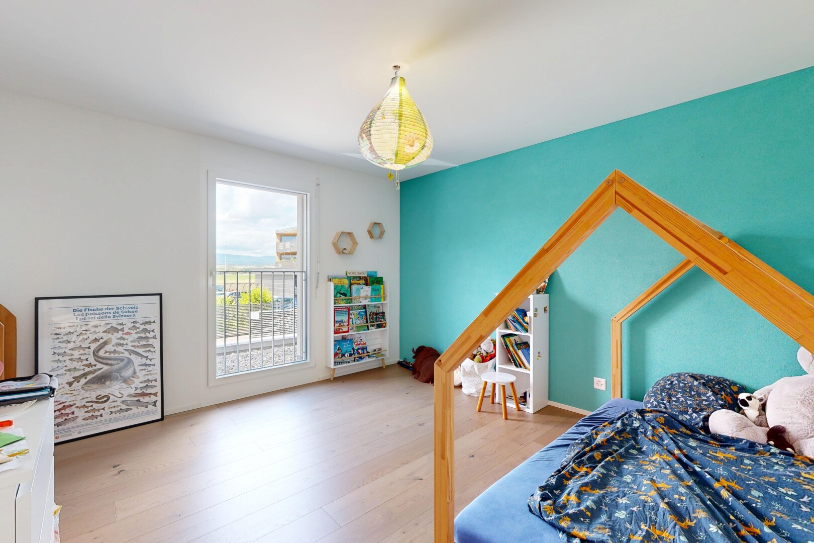chambre avec sol en finition bois, wood finish floor, cloison sèche, drywall, et lumière naturelle