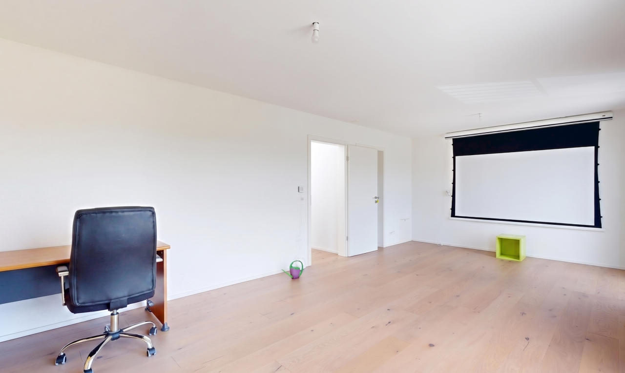 pièce vide avec drywall, cloison sèche, wood finish floor, sol en finition bois, et espace bureau
