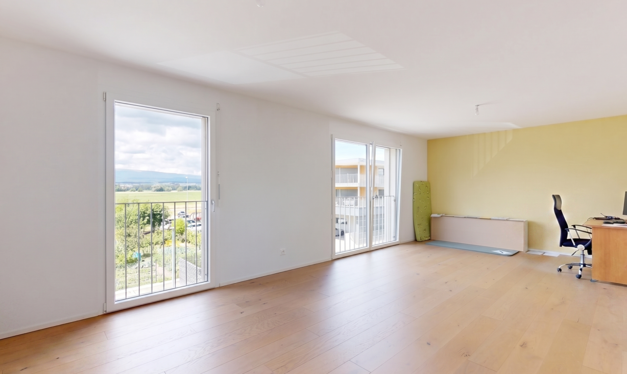 pièce vide avec espace bureau, inside property, drywall, cloison sèche, et wood finish floor