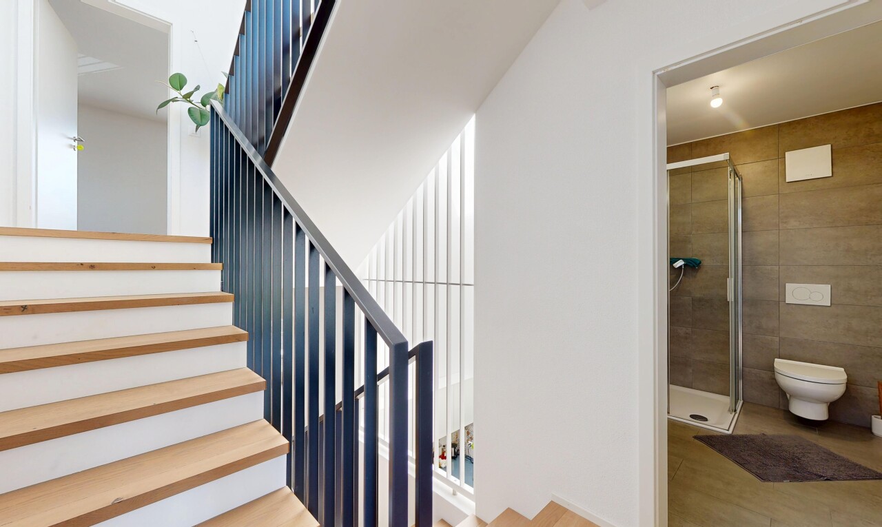 escaliers avec cloison sèche, drywall, escaliers, sol en finition bois, et wood finish floor