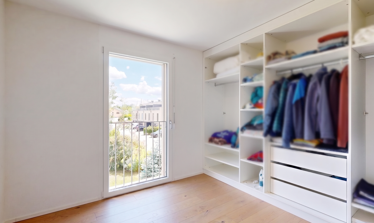 dressing avec light floor, wood finish floor, et sol en finition bois