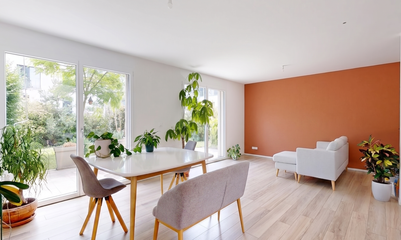 salon / salle à manger avec cloison sèche, drywall, sol en finition bois, wood finish floor, et inside property
