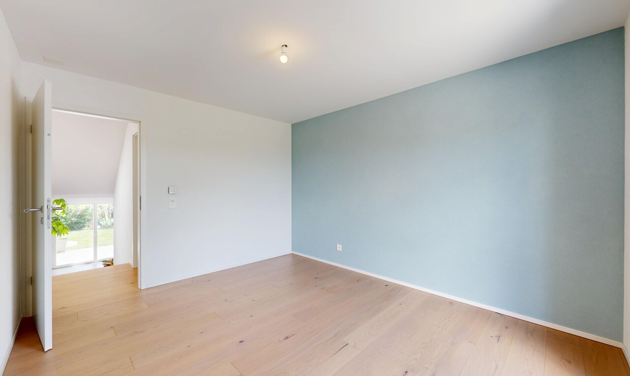 pièce vide avec inside property, natural light, lumière naturelle, drywall, et cloison sèche