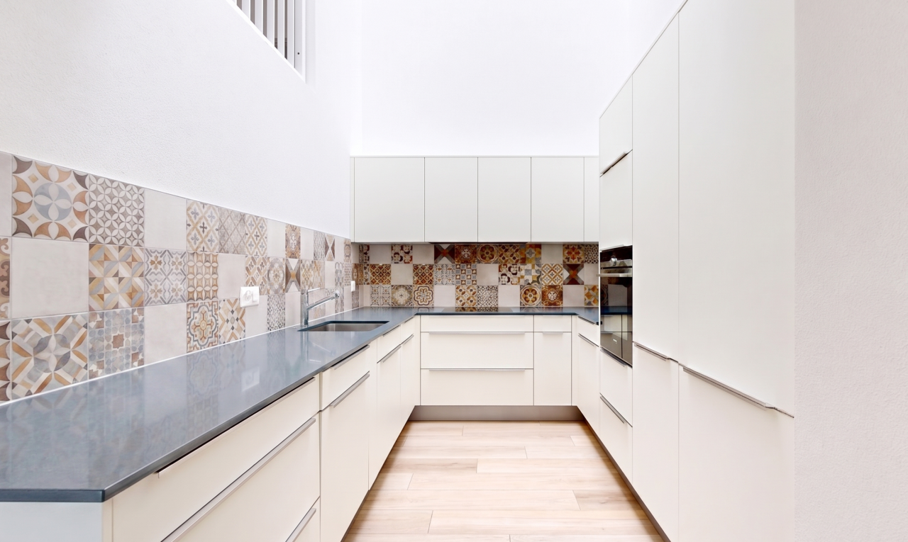 cuisine avec armoires à panneau plat, flat panel cabinets, dark countertops, armoires blanches, et white cabinets