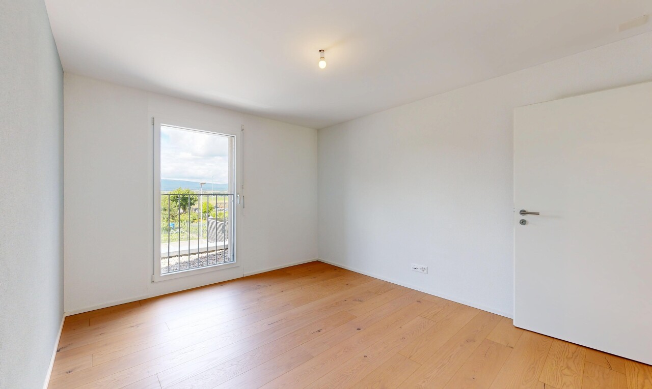 pièce vide avec natural light, lumière naturelle, light floor, wood finish floor, et sol en finition bois