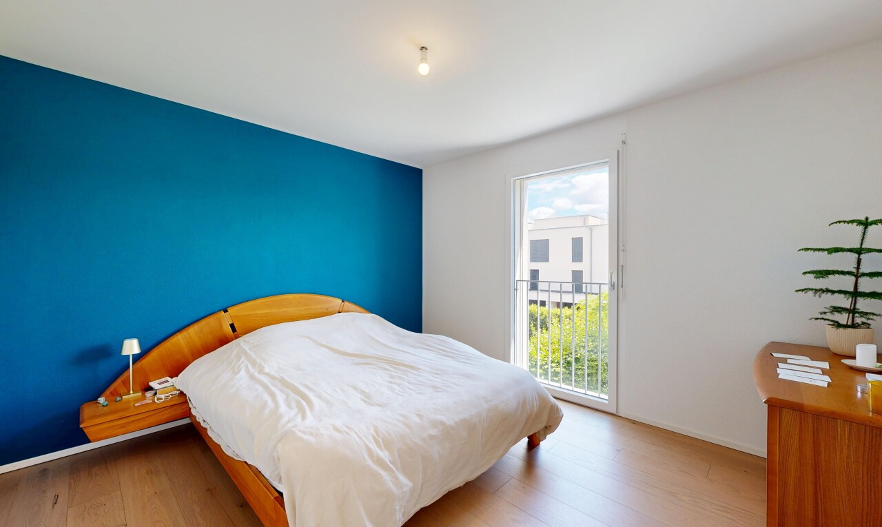 chambre avec drywall, cloison sèche, wood finish floor, sol en finition bois, et accès à l'extérieur