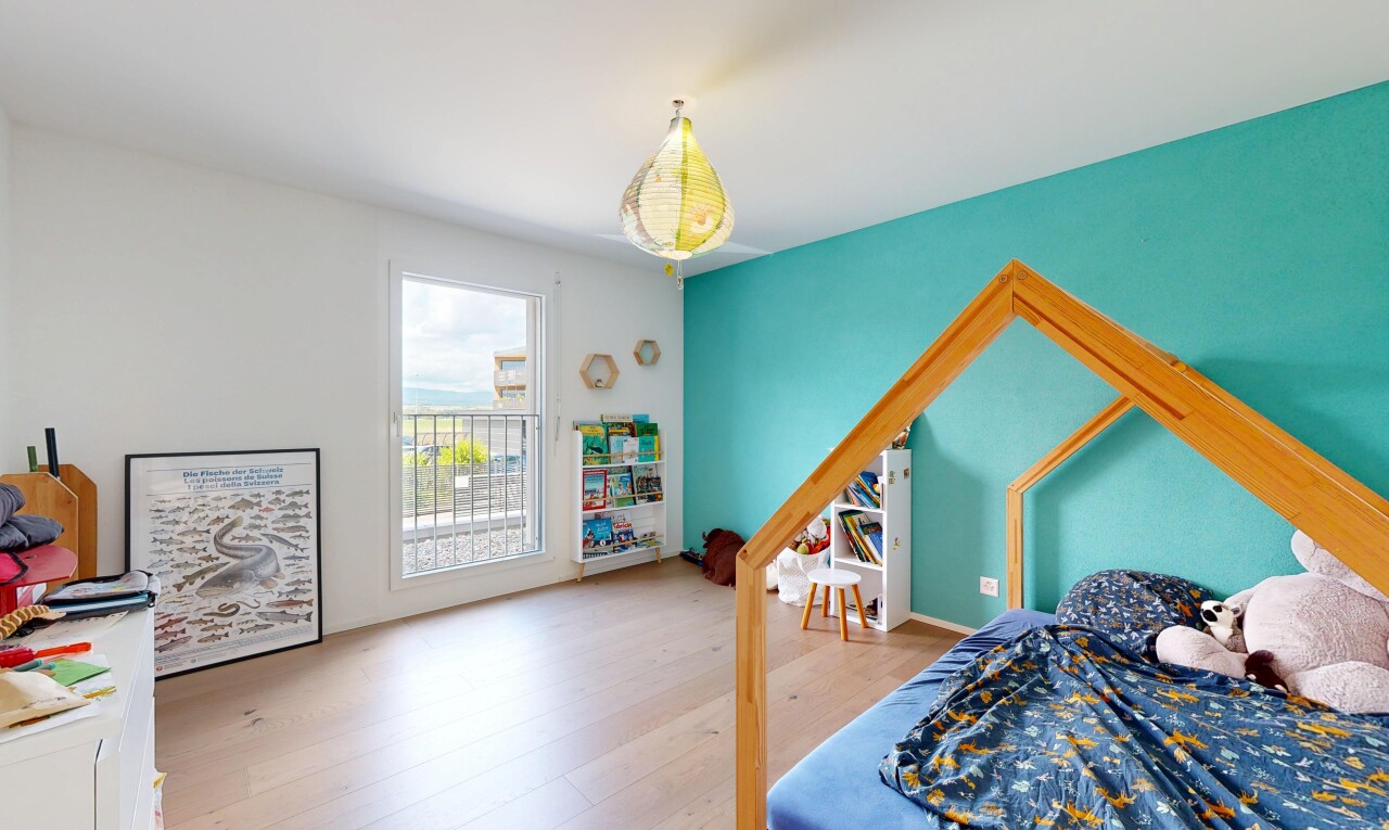 chambre avec sol en finition bois, wood finish floor, cloison sèche, drywall, et lumière naturelle
