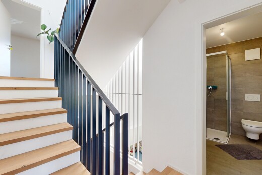 escaliers avec cloison sèche, drywall, escaliers, sol en finition bois, et wood finish floor