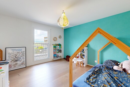 chambre avec sol en finition bois, wood finish floor, cloison sèche, drywall, et lumière naturelle