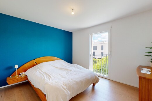 chambre avec drywall, cloison sèche, wood finish floor, sol en finition bois, et accès à l'extérieur