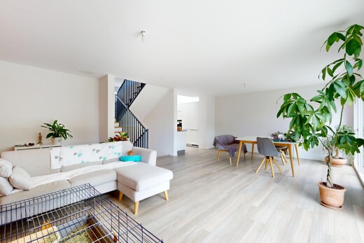 wohn- / esszimmer mit wood finish floor, holzfußboden, drywall, gipskartonwand, und inside property