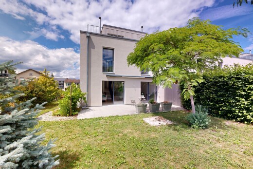 außenansicht mit stuckverkleidung, property visible, rasen, terrasse, und day time