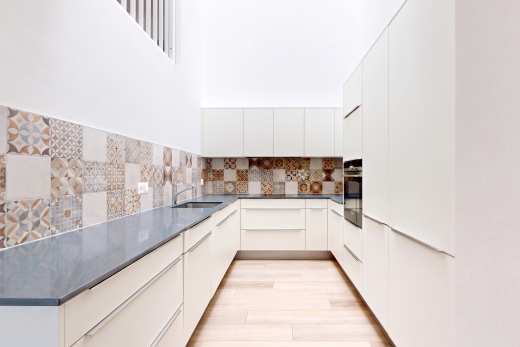 cuisine avec armoires à panneau plat, flat panel cabinets, dark countertops, armoires blanches, et white cabinets