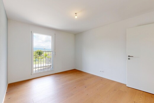 pièce vide avec natural light, lumière naturelle, light floor, wood finish floor, et sol en finition bois